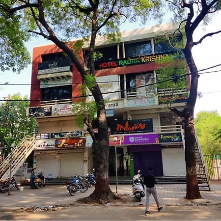 Hotel Radha Krishna Ānand Extérieur photo