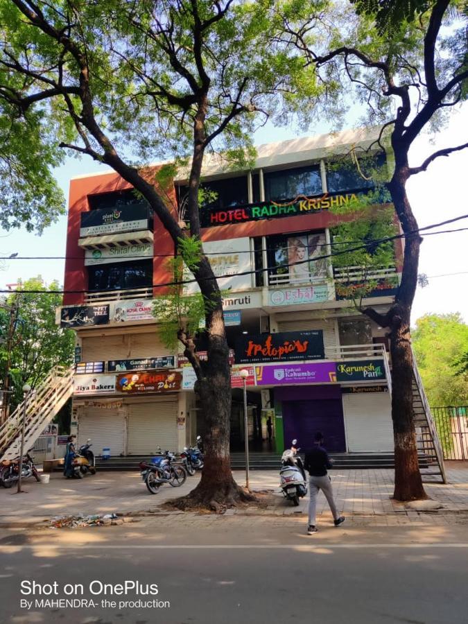 Hotel Radha Krishna Ānand Extérieur photo