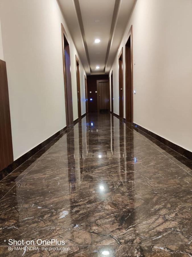 Hotel Radha Krishna Ānand Extérieur photo