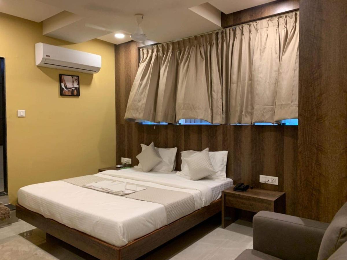 Hotel Radha Krishna Ānand Extérieur photo